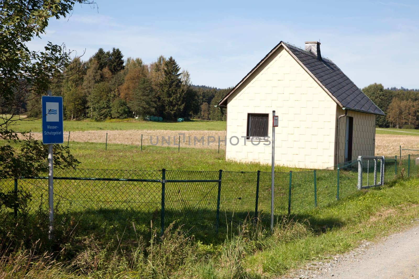 Water house in the water protection area near Voitsumra / Weissenstadt on the St2180