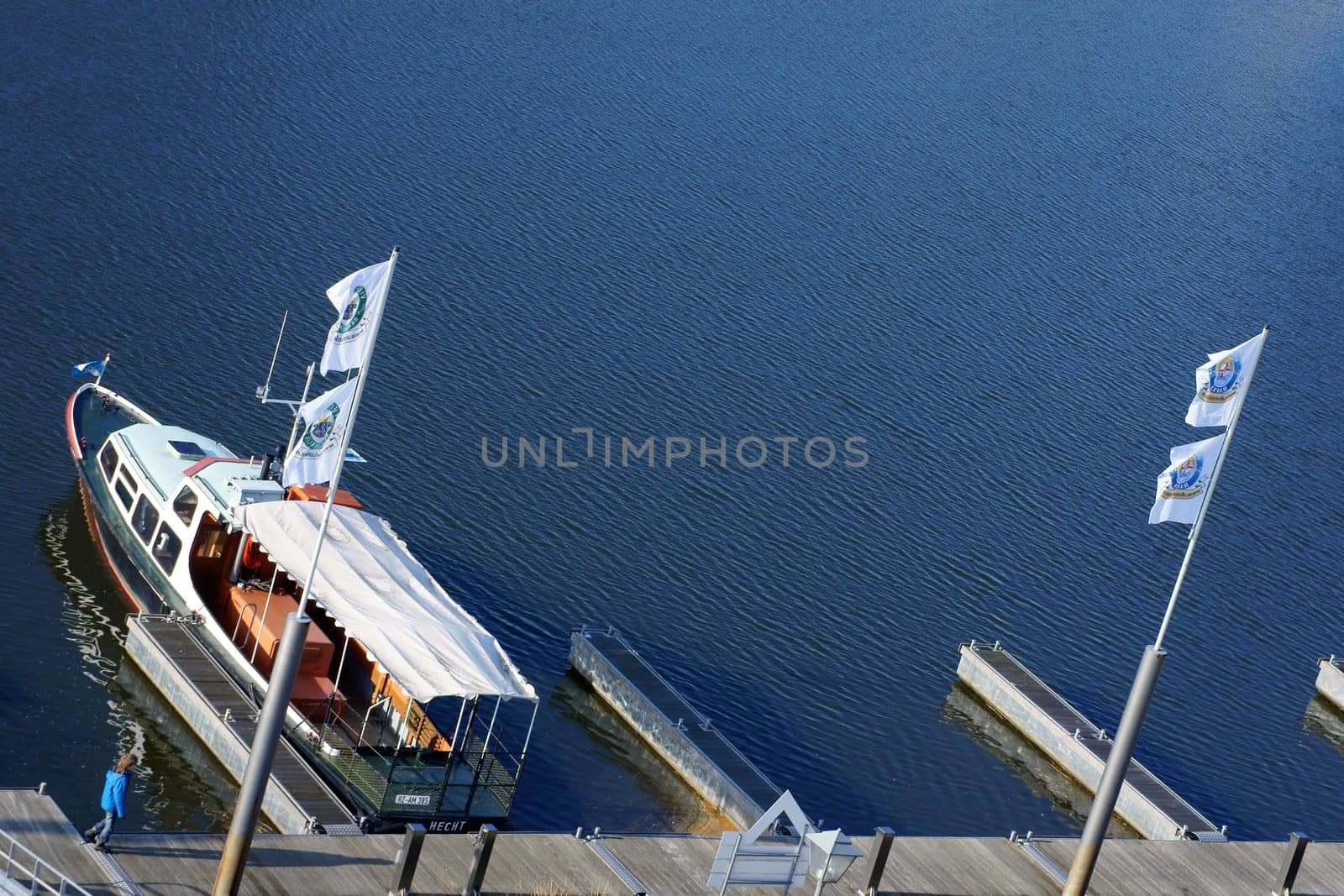 Dömitz, Deutschland – April 01: Ein unbekannter Junge steht auf dem Steg eines Schiffanlegeplatzes am 01. April, 2013 in Dömitz. Die Hafenanlage gilt als Tor zu Mecklenburg-Vorpommern, denn über die Elde-Mueritz-Wasserstraße gelangt man bis zur mecklenburgischen Seenplatte.