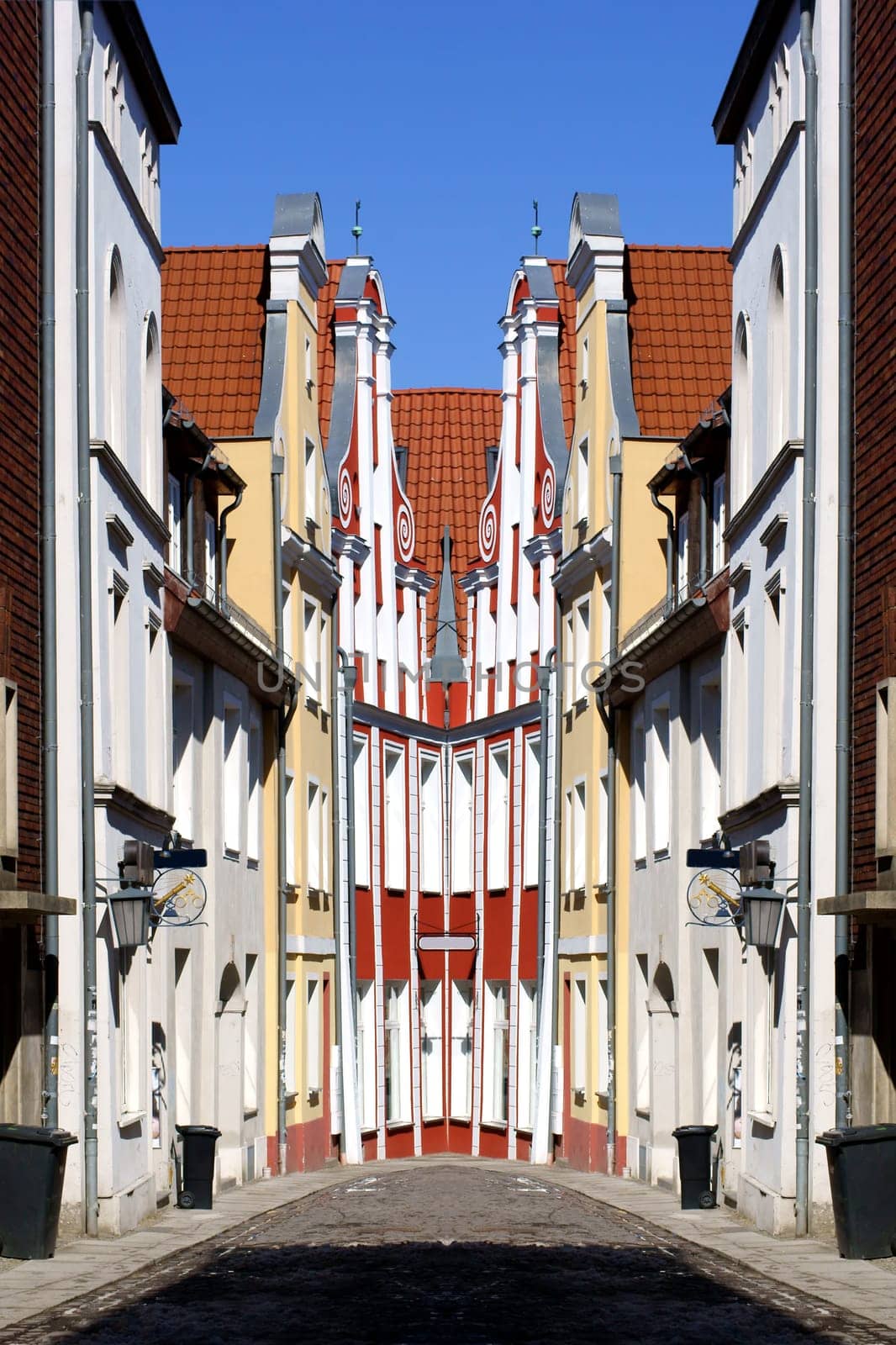 Die Fotografie einer Straße in der Stralsunder Altstadt, abstrakt verändert.