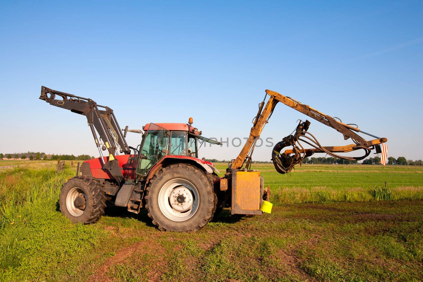 Tractor with water pump in a Dutch polder