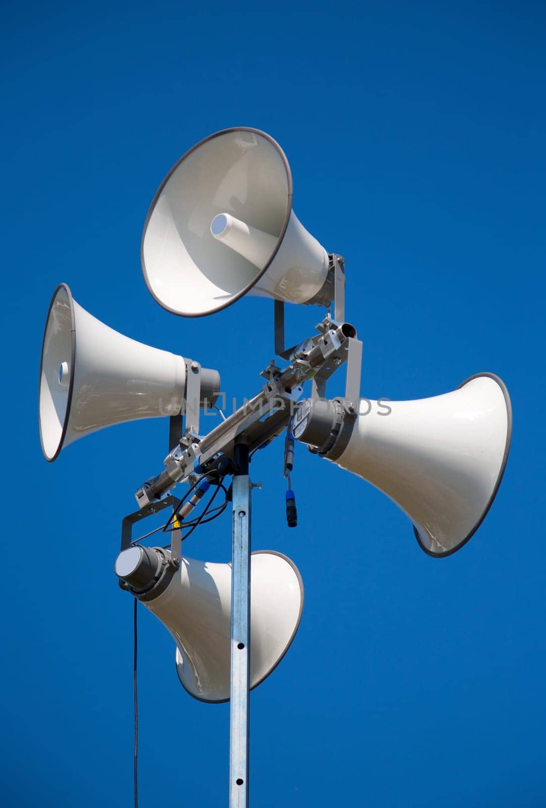 Public access system with 4 speakers on a large pole
