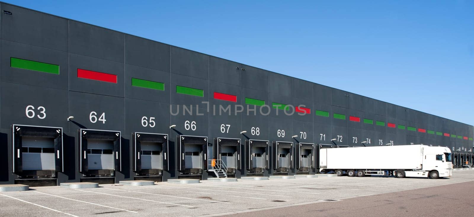 Loading bay for loading and unloading trucks