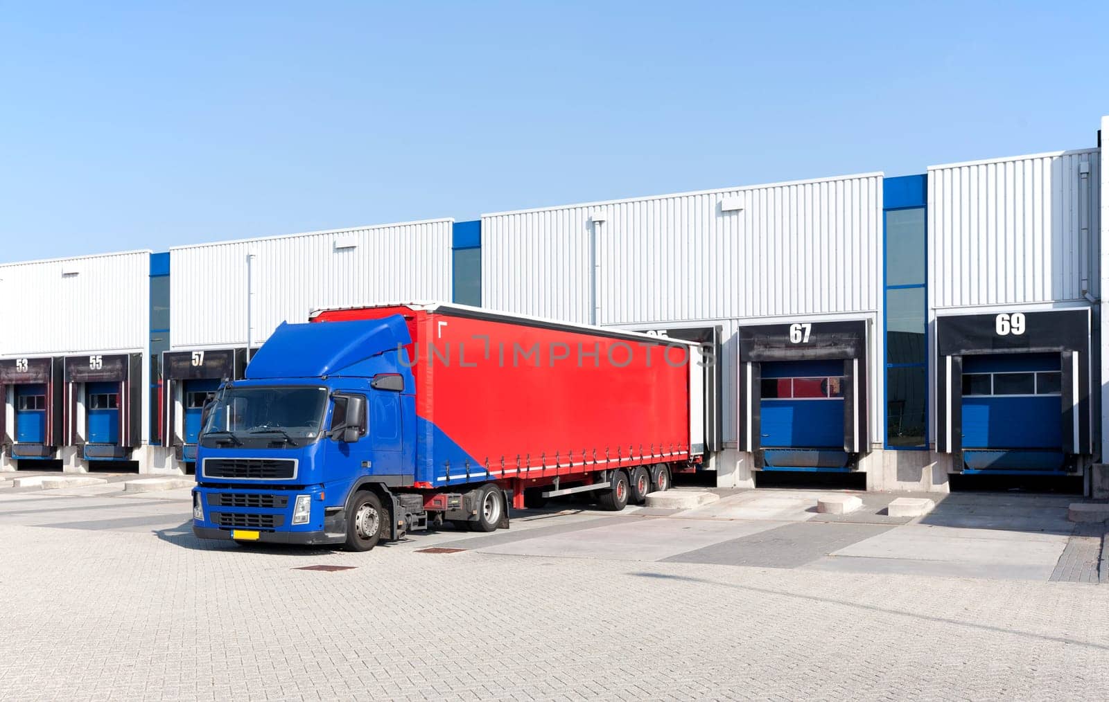 Loading bay for loading and unloading trucks