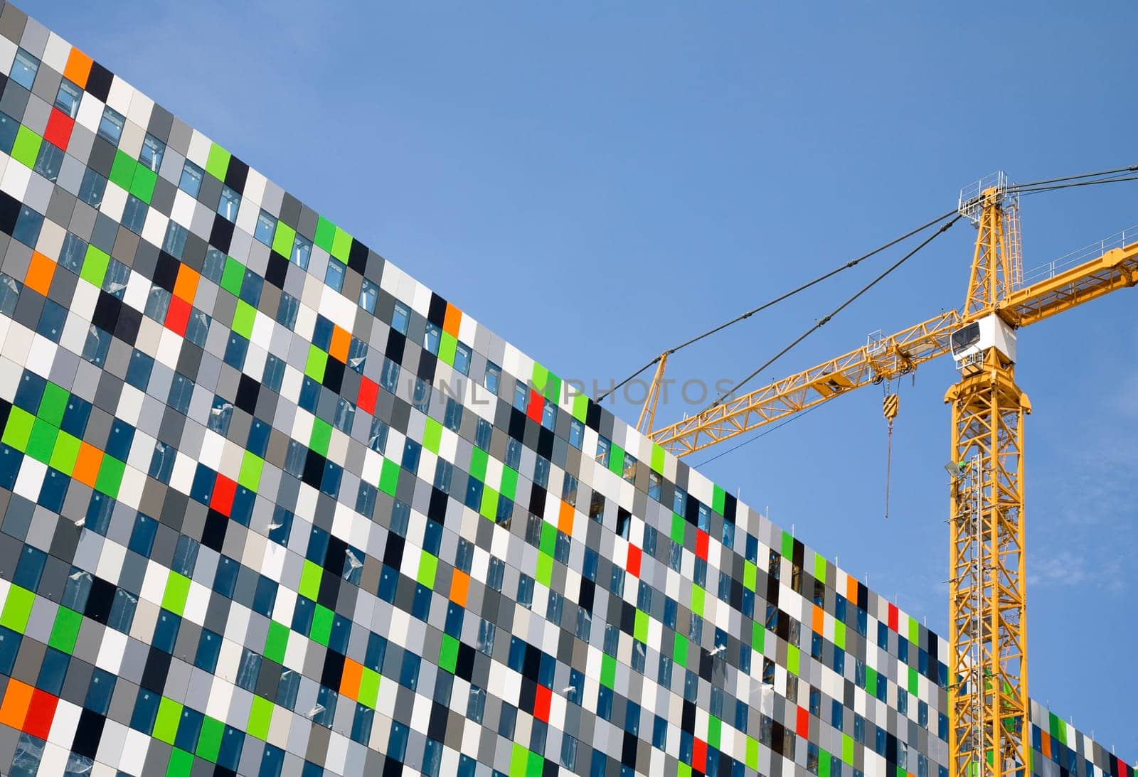 Building a glass construction in The Uithof, Utrecht