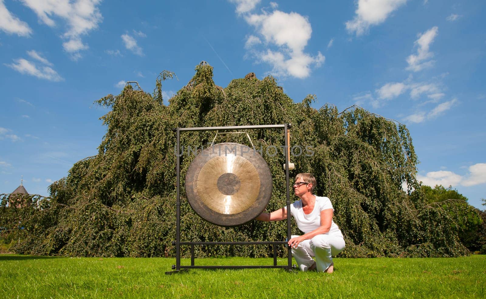 Gong used for sound healing  the gong resonates all the cells of the body simultaneously and is usefull in resolving emotional and physical dissonance