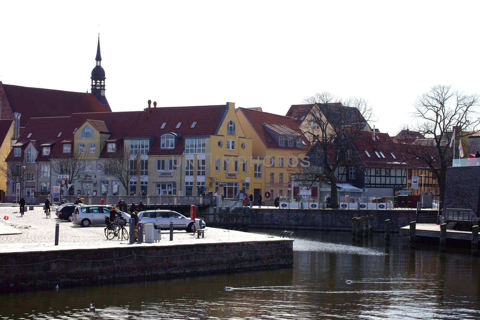 Stralsund, Deutschland  – April 06: Der Hafen von Stralsund am 06. April 2013 in Stralsund. Die Historische Altstadt Stralsund ist der Name eines am 27. Juni 2002 von der UNESCO in die „Liste des Welterbes“ aufgenommenen Kulturgutes in Deutschland.