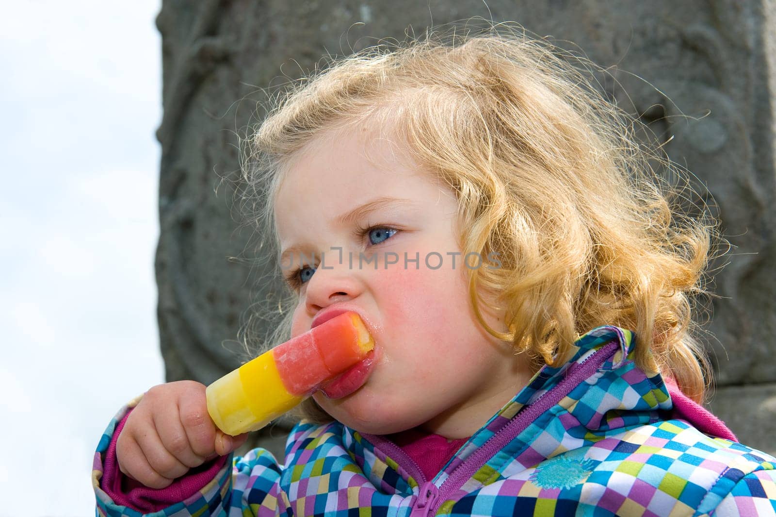 child is eating iced-lolly