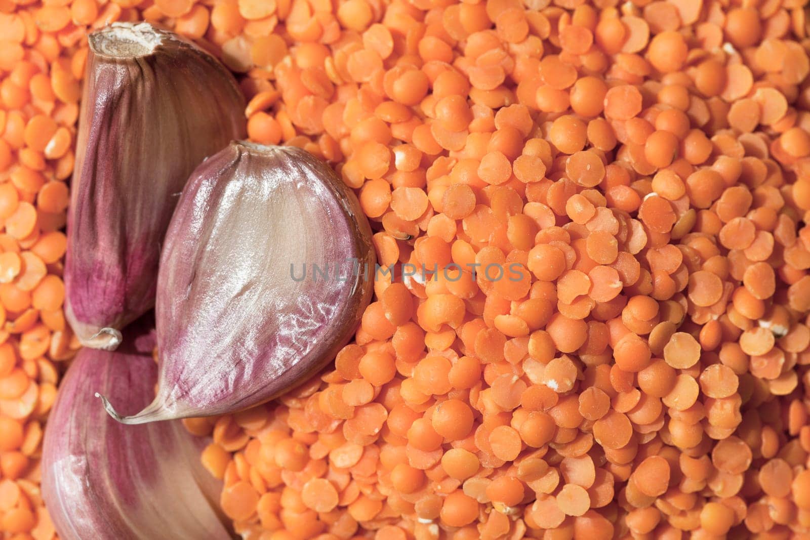 Red lentils with cloves of garlic