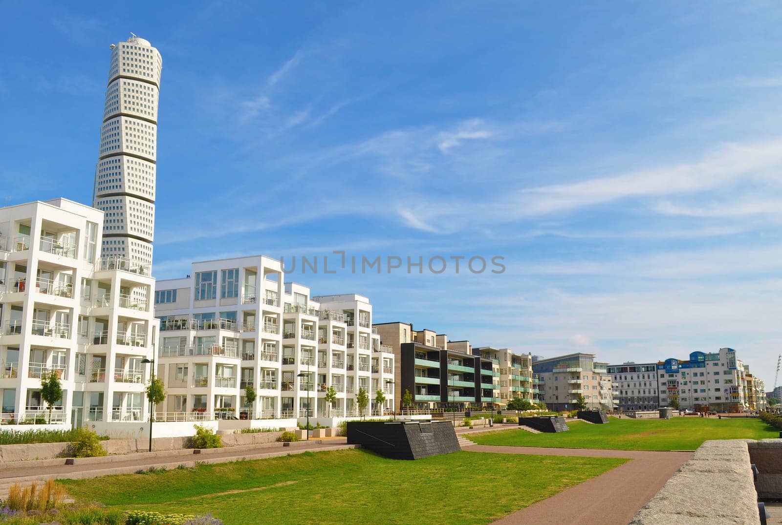 Die neue Hafencity von Malmö mit dem "Turning Torso"" im Hintergrund - the new harbour of Malmö with Turning Torso"