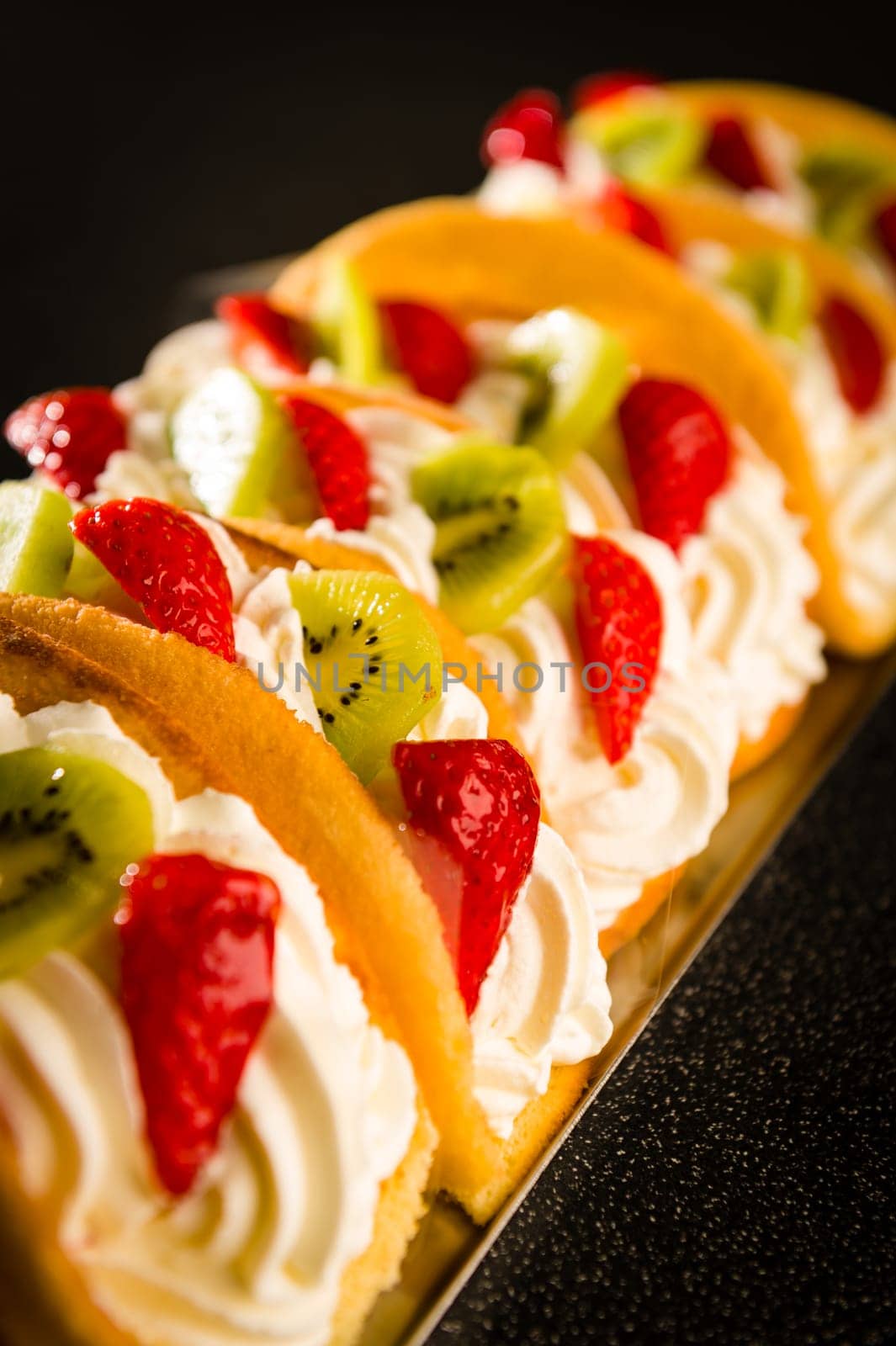 Sponge cake filled with whipped cream and fresh fruits