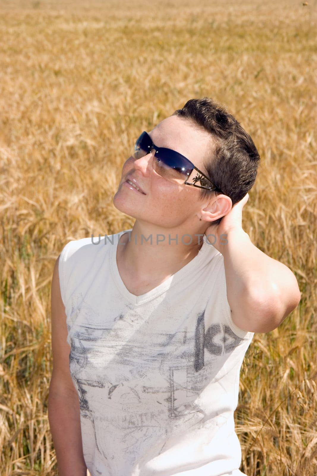 Photo of the girl in sunglasses with a camomile