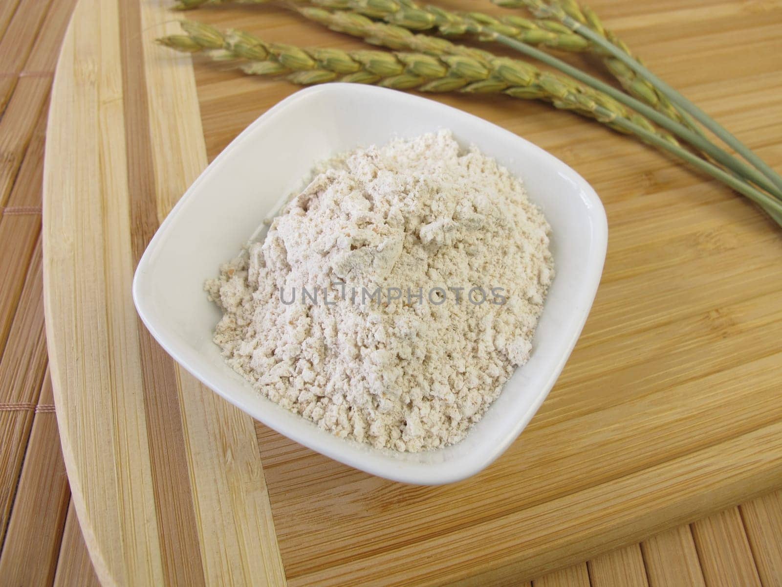 Wholemeal spelt flour and spelt ears