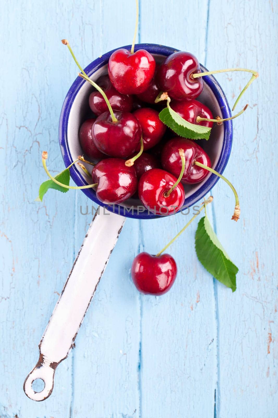 Cherries in the sieve from above