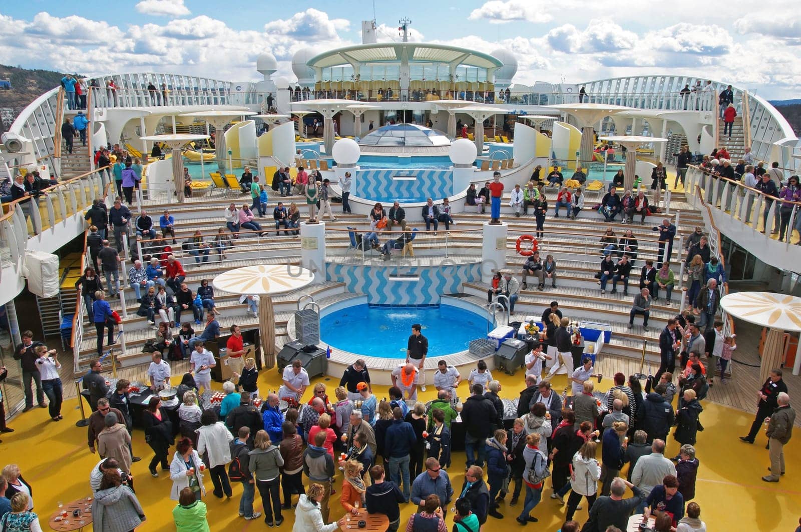 Kreuzfahrtschiff AIDA Bella / Cruise Liner AIDA Bella