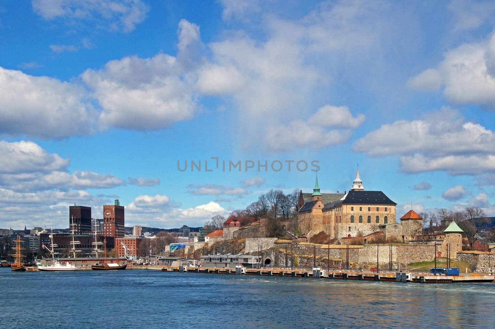 Rathaus und Festung Akershus Oslo Norwegen / City Hall and Castle Akershus Oslo Norway