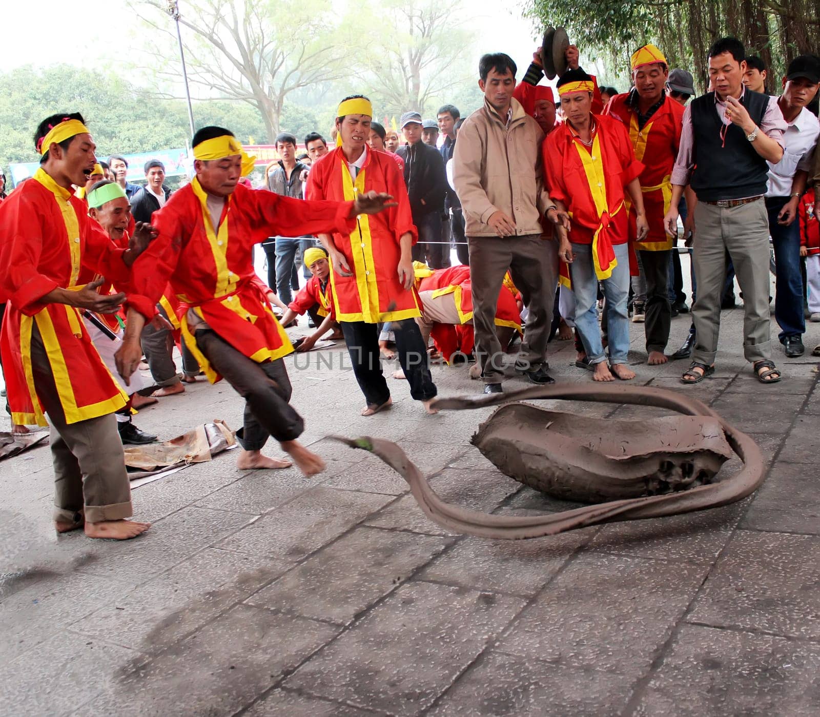 Firecracker by land, unique folk games in Vietnam