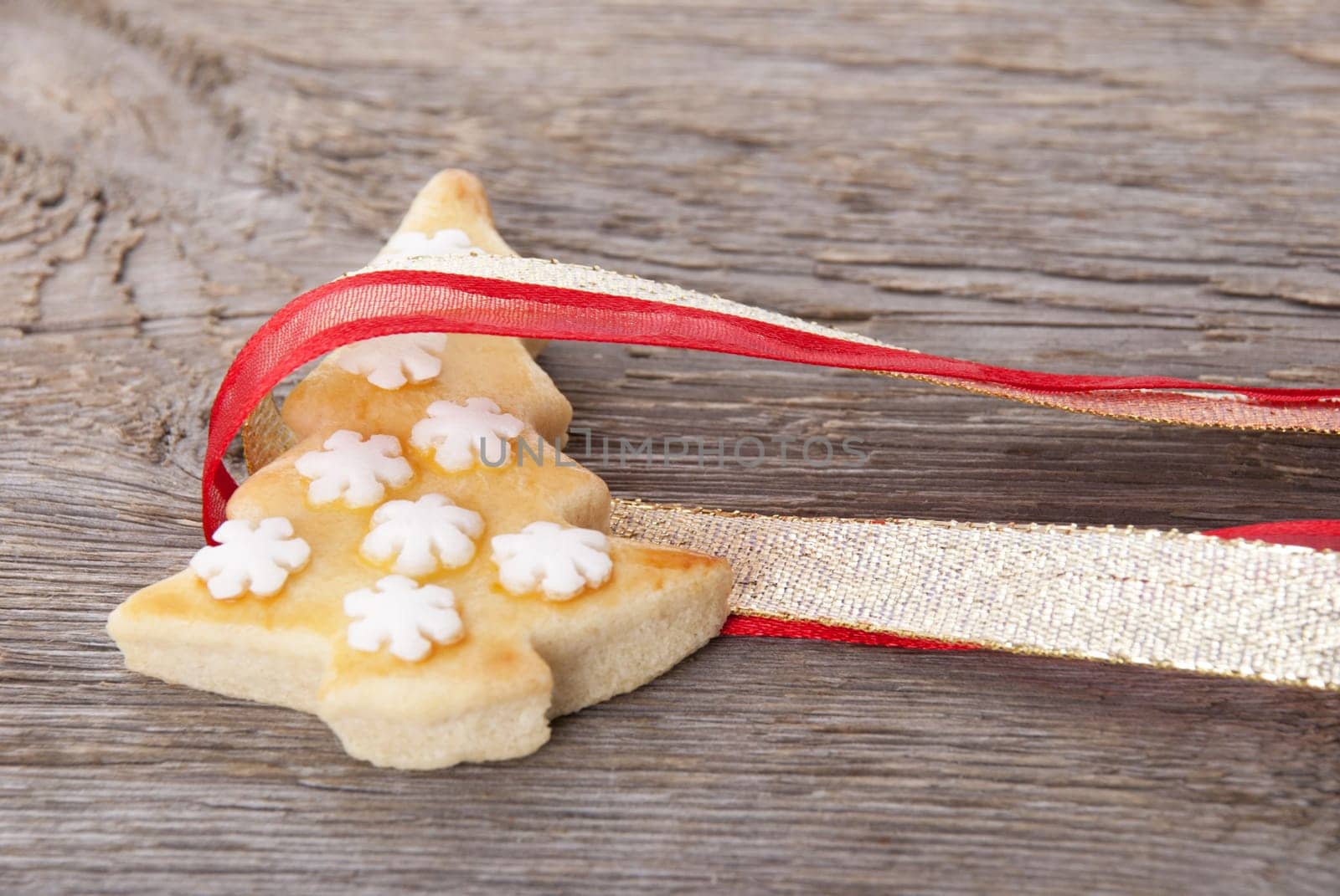 a christmas cookie wrapped in ribbon, christmas background