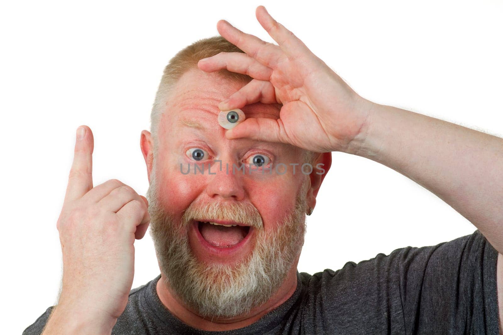 Man holds a glauaugen in front of his forehead