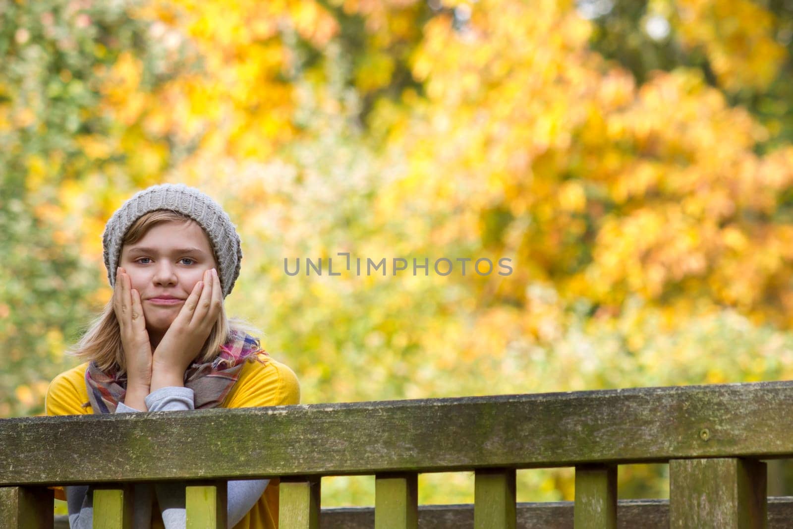 young girl in the autumn park