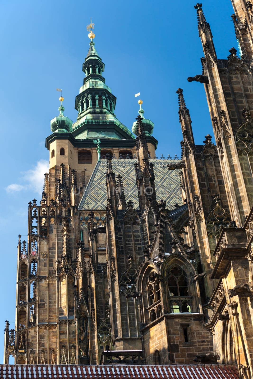 St. Vitus Cathedral is a beautiful and stately building with countless chapels, chapels, staircases, chairs) and silent but eloquent sculptures. The Cathedral started in the 14th century, and completed the construction of the 20th century. Therefore, in the architectural style of the prevailing neo-Gothic and eclectic.