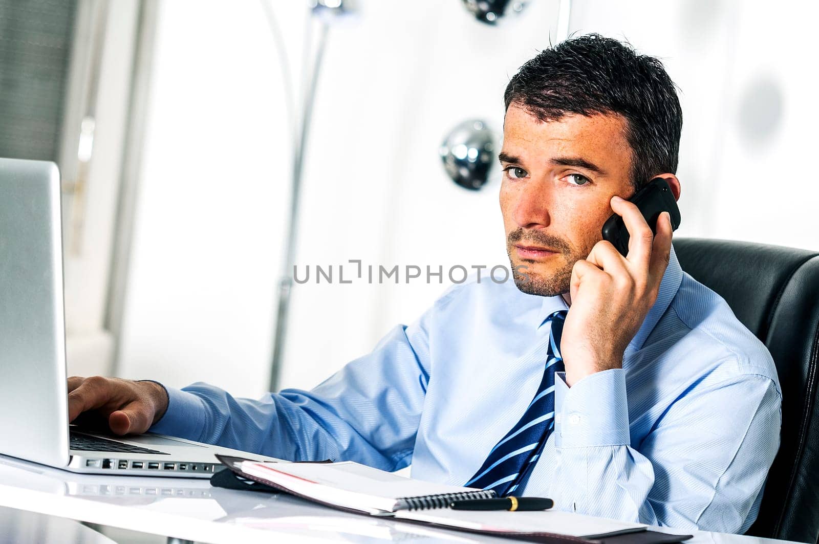 businessman is calling by ventdusud