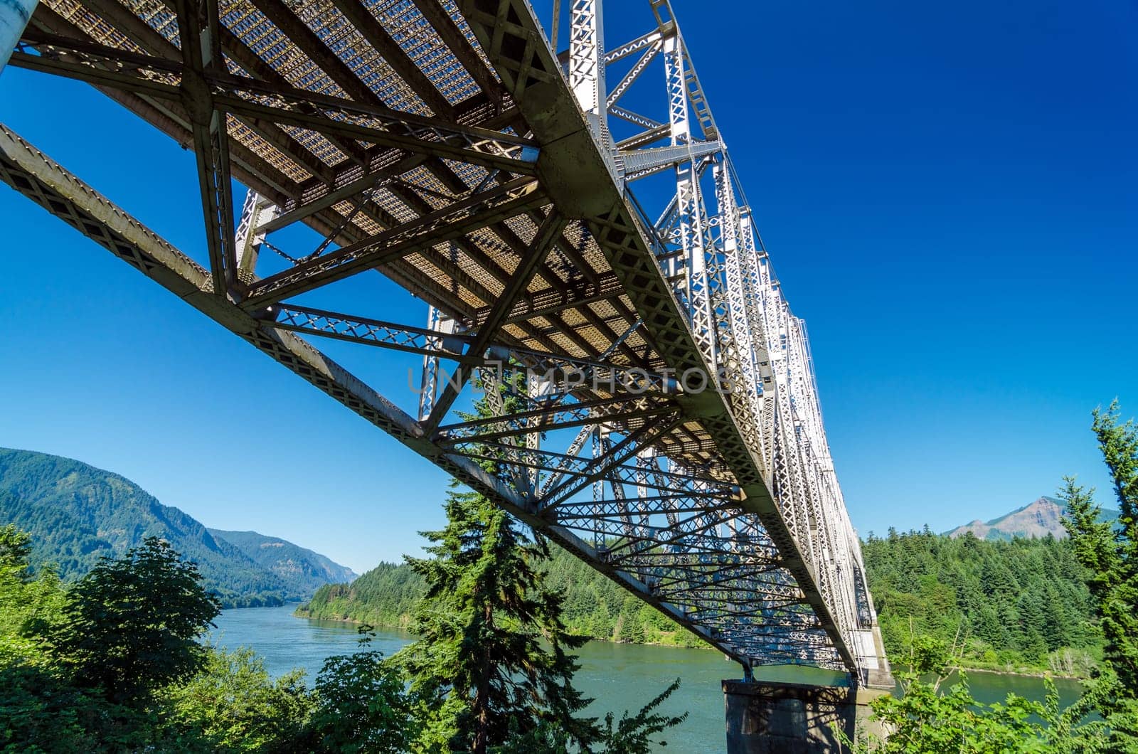 Bridge of the Gods passing over the Columbia River in Cascade Locks, Oregon