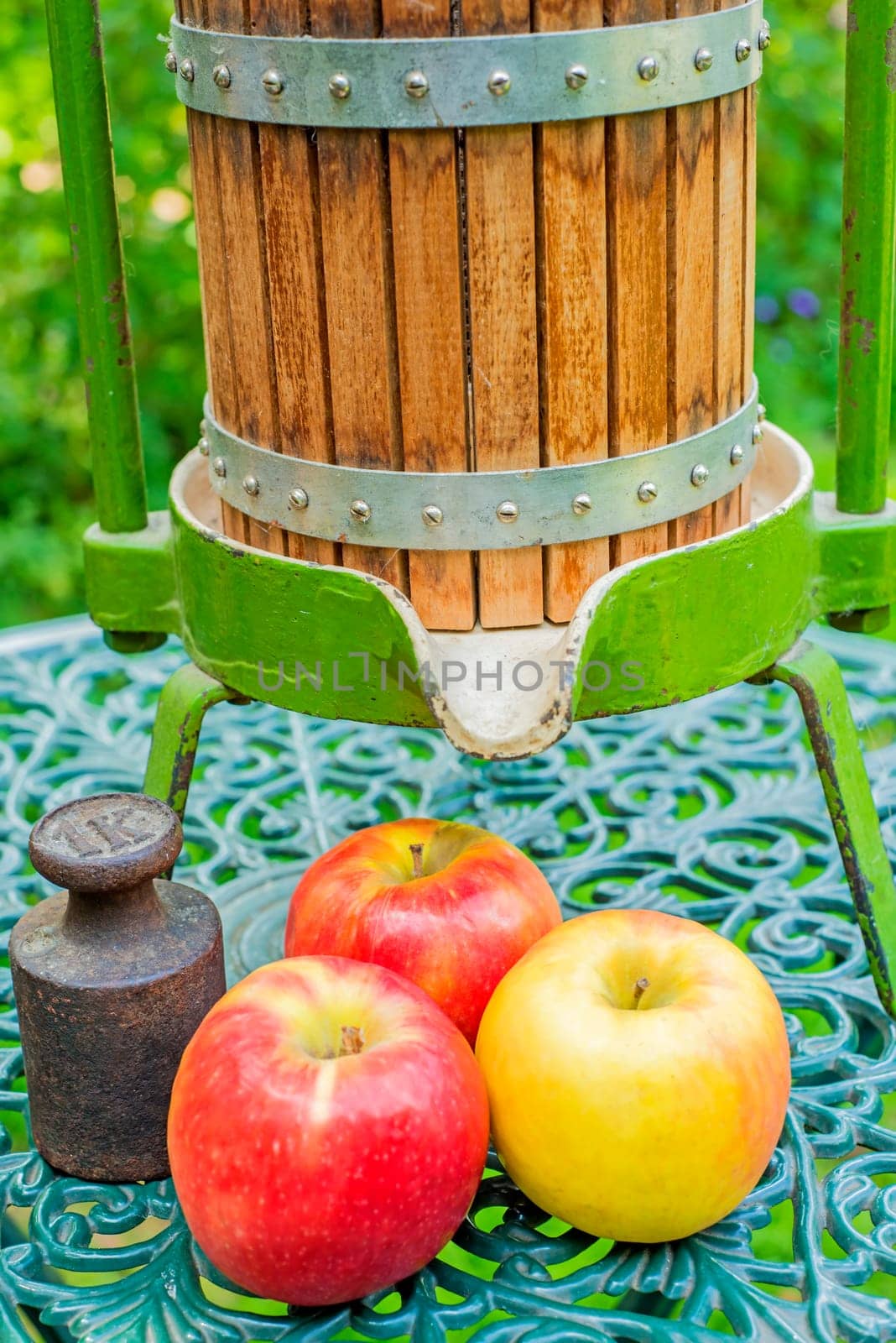 Juicer with apples
