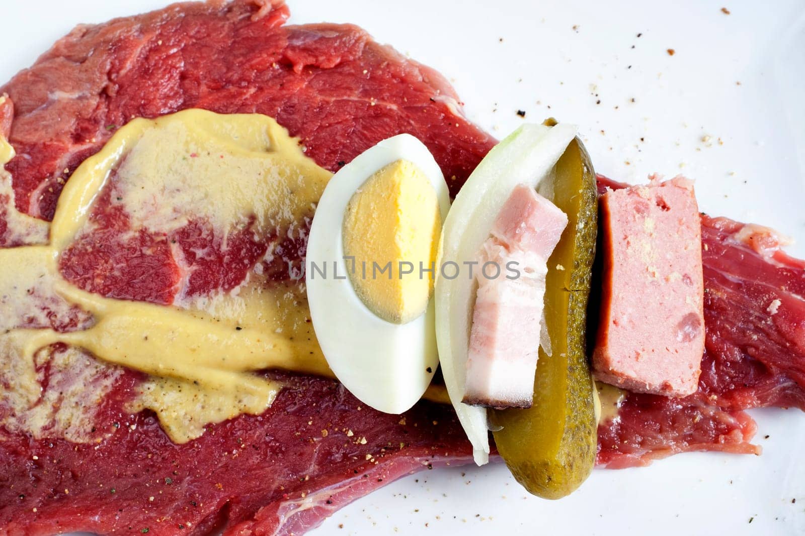 Olive - Spanish bird - this dish is steamed fillet of roast beef, filled with bacon, pickled cucumber, onion, sausage and egg. Serve with dumplings or rice..Despite the name of the recipe does not have anything to do with Spain or the bird..Name of the dish comes from the court of Emperor Rudolf II. His mother was Marie of Austria and therefore the imperial court also cooked Spanish chefs. They also prepared veal rolls with stuffing, which were considered Spanish specialties.