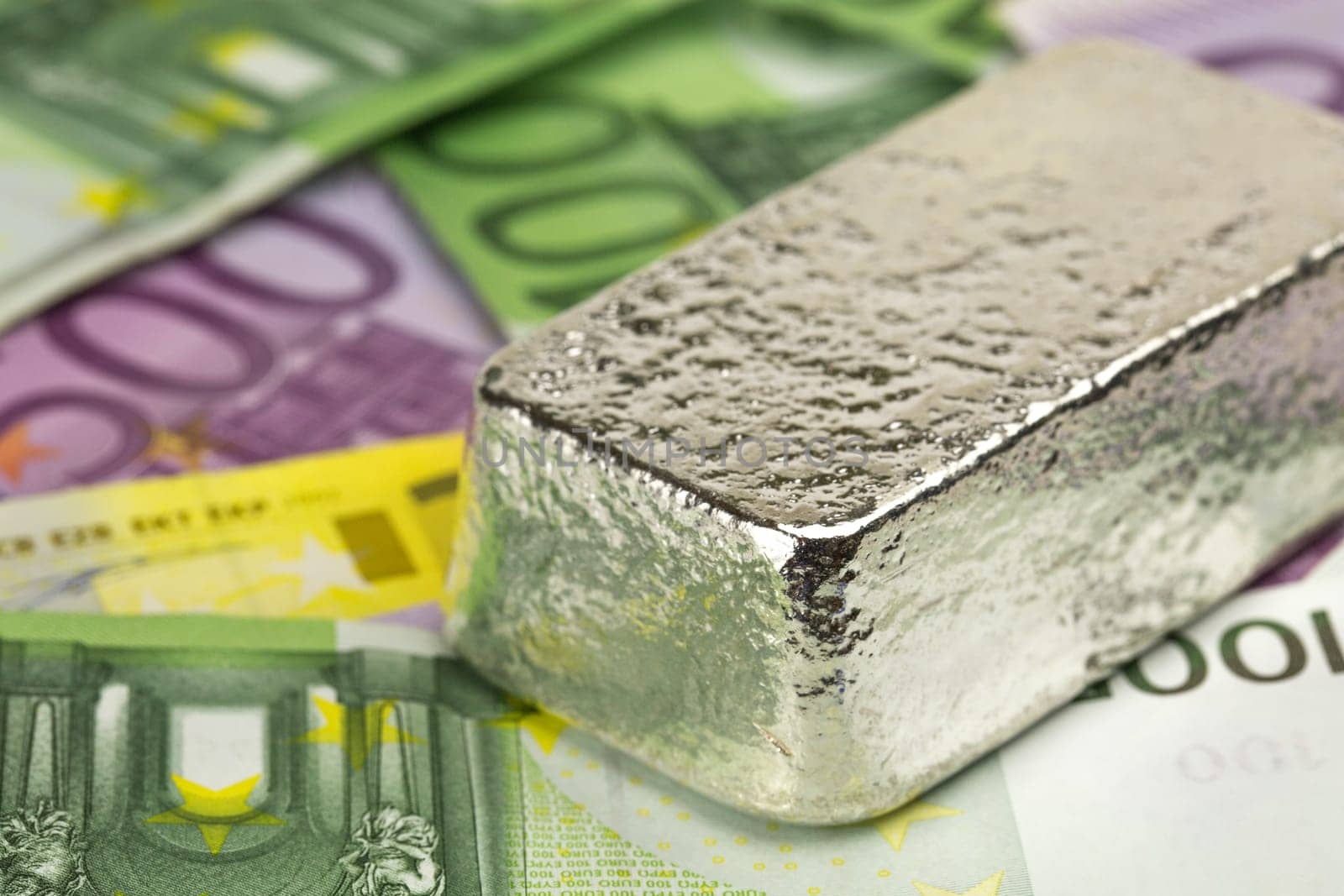 1 kg silver bars on euro banknotes