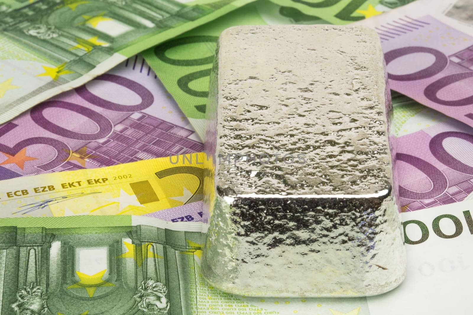 1 kg silver bars on euro banknotes