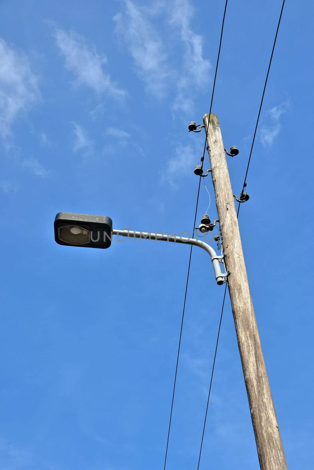 Street lamp and overhead line