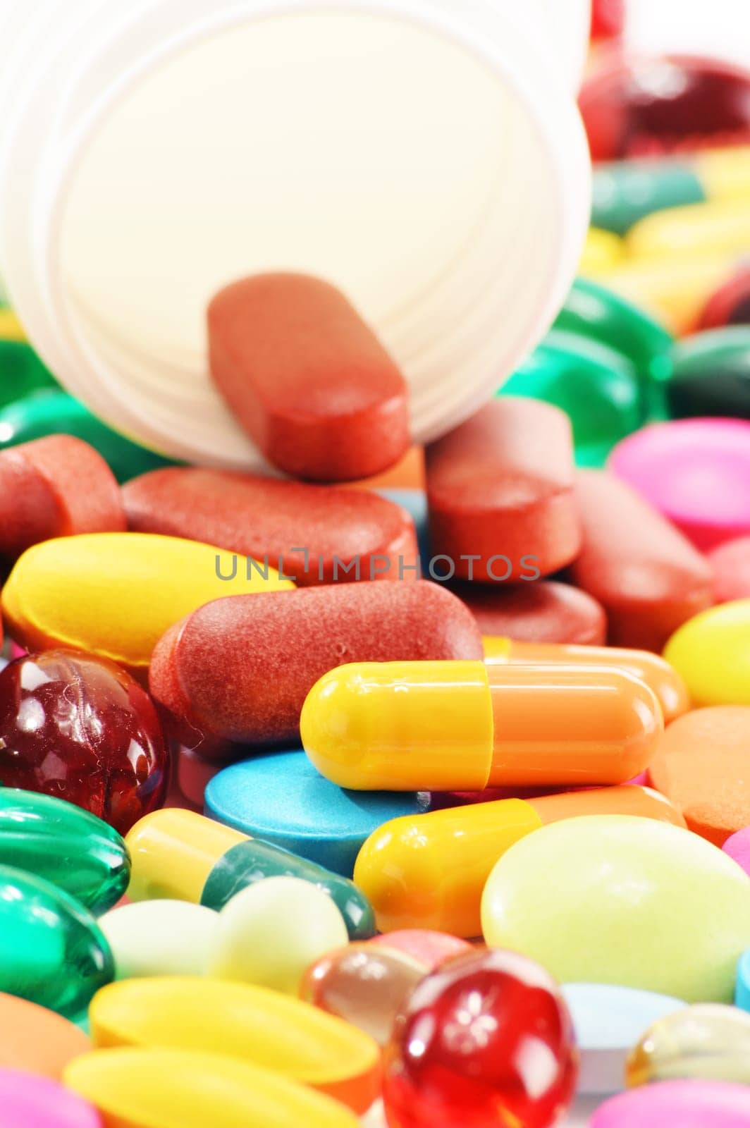 Composition with dietary supplement capsules and drug pills