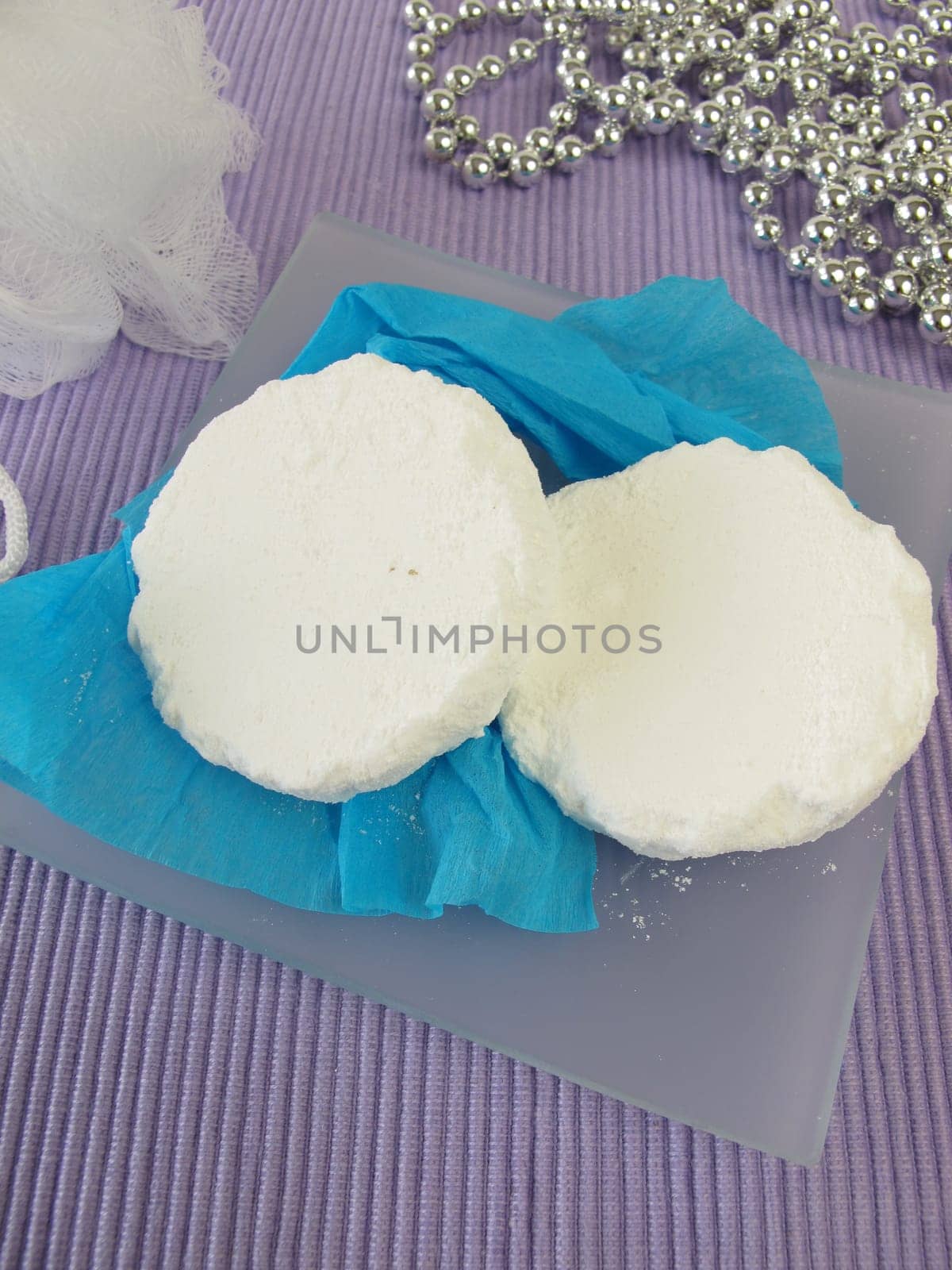 Self-made bath effervescent tablets