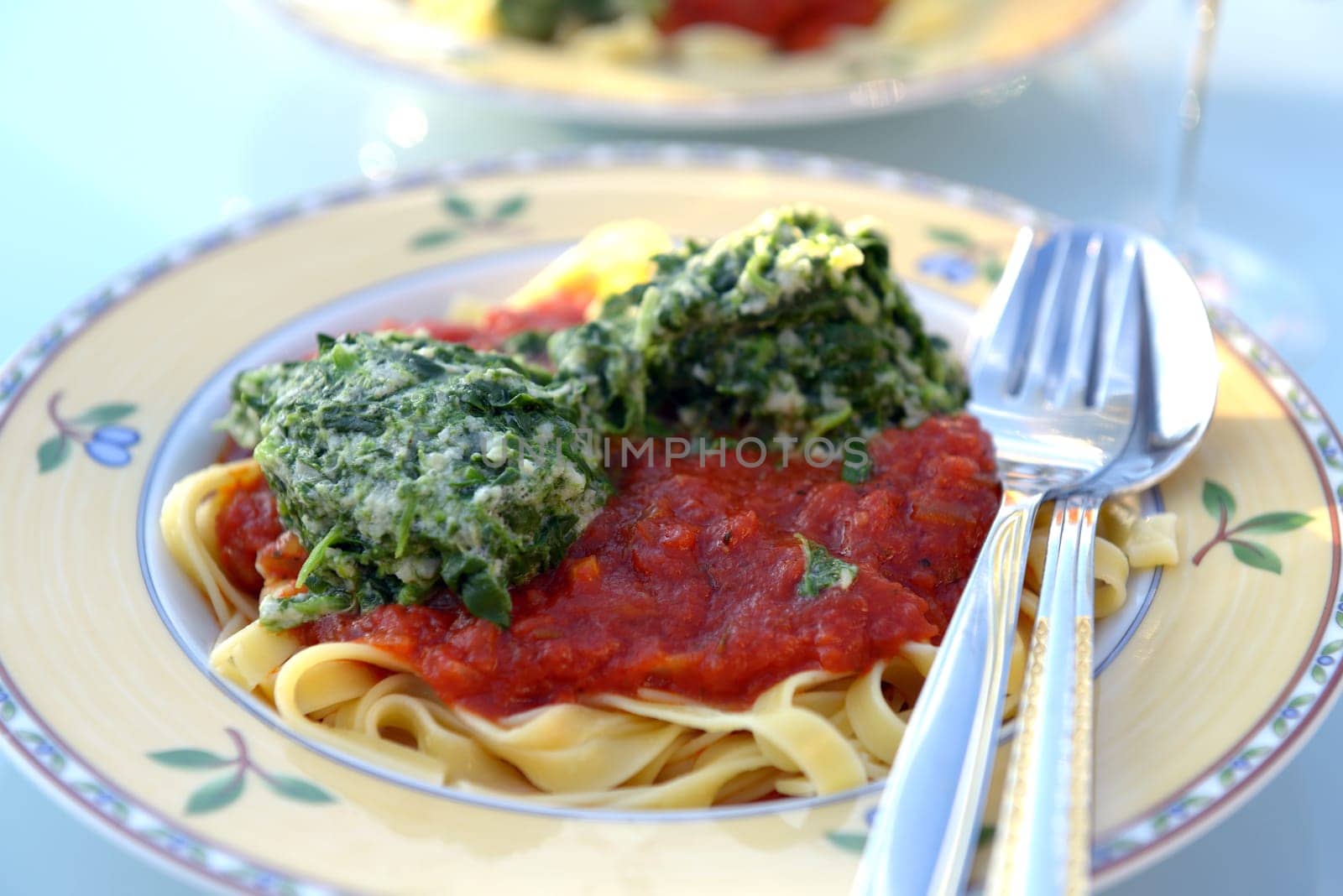 Pasta with Tomato Sauce and Spinach