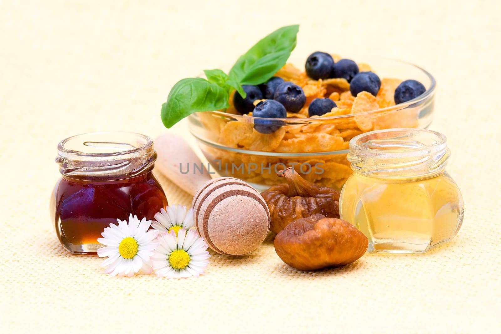 corn flakes with blueberry, honey and figs