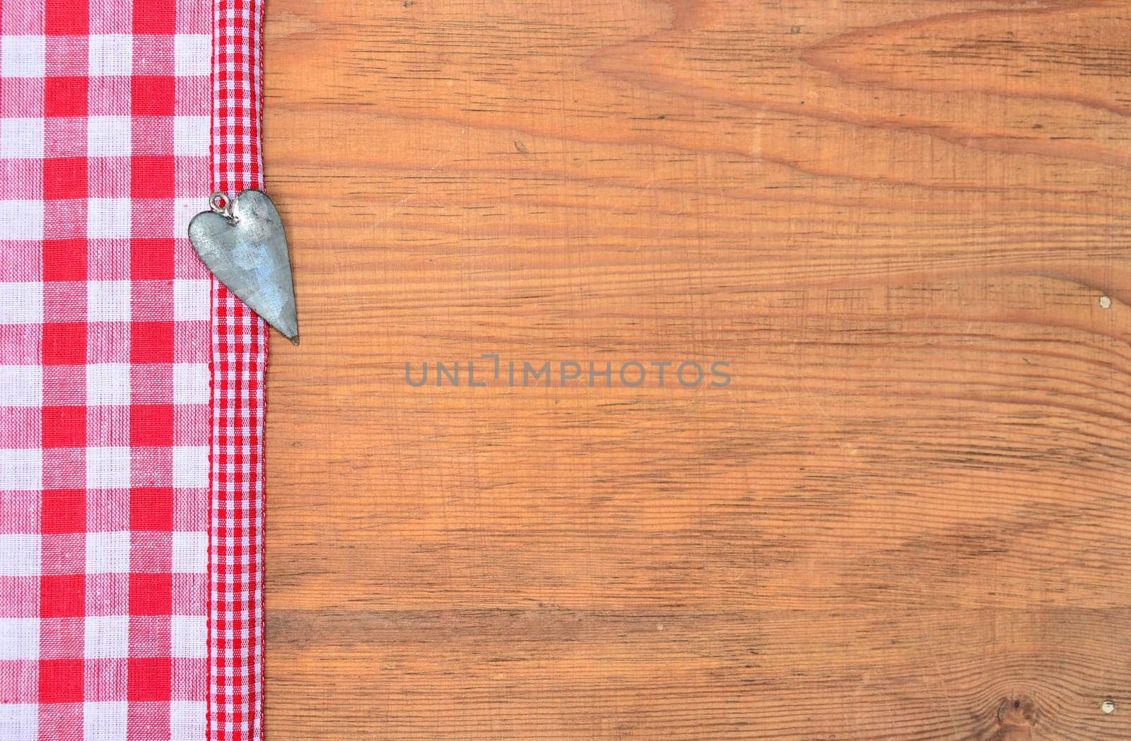 a black heart red rarized bow on wooden background
