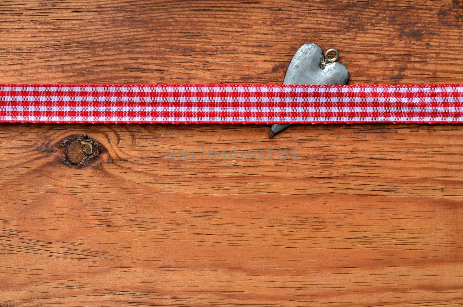 a black heart red rarized bow on wooden background