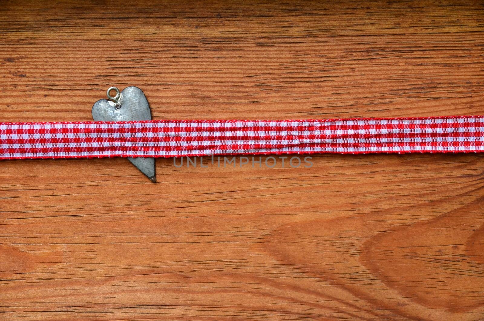 a black heart red rarized bow on wooden background
