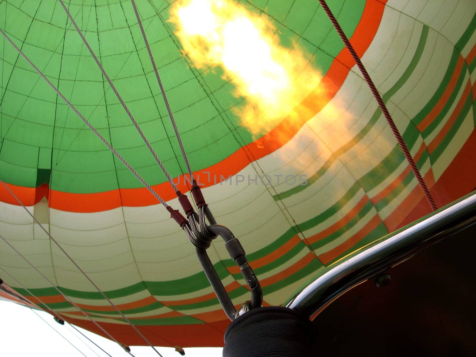 Hot air balloon firing up