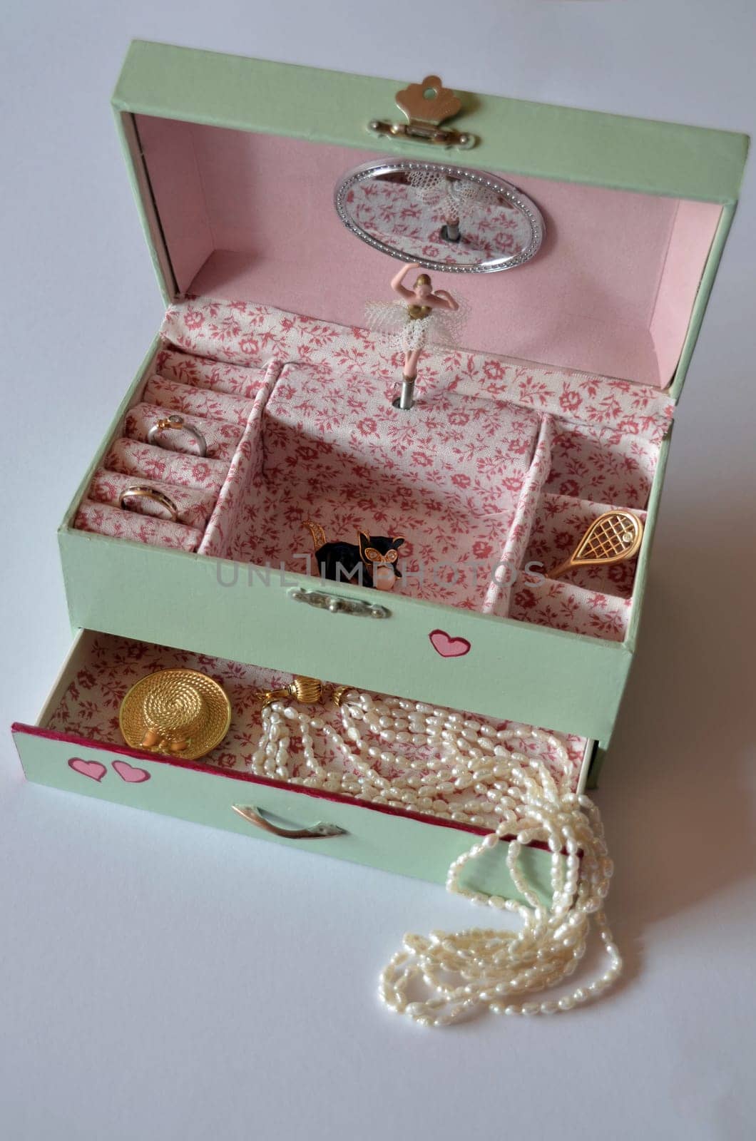 Jewelry box with music box