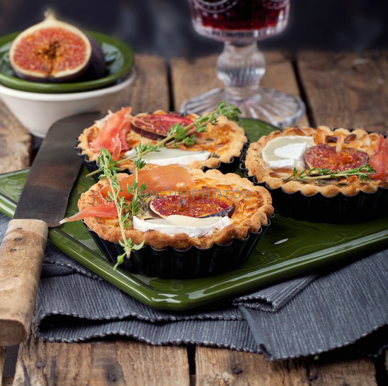 Tart with figs,goat cheese and thyme