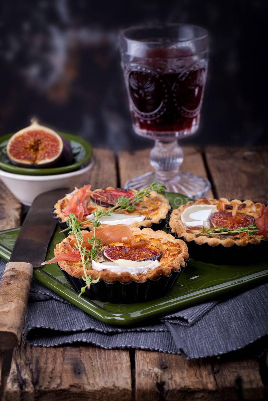 Tart with figs,goat cheese and thyme