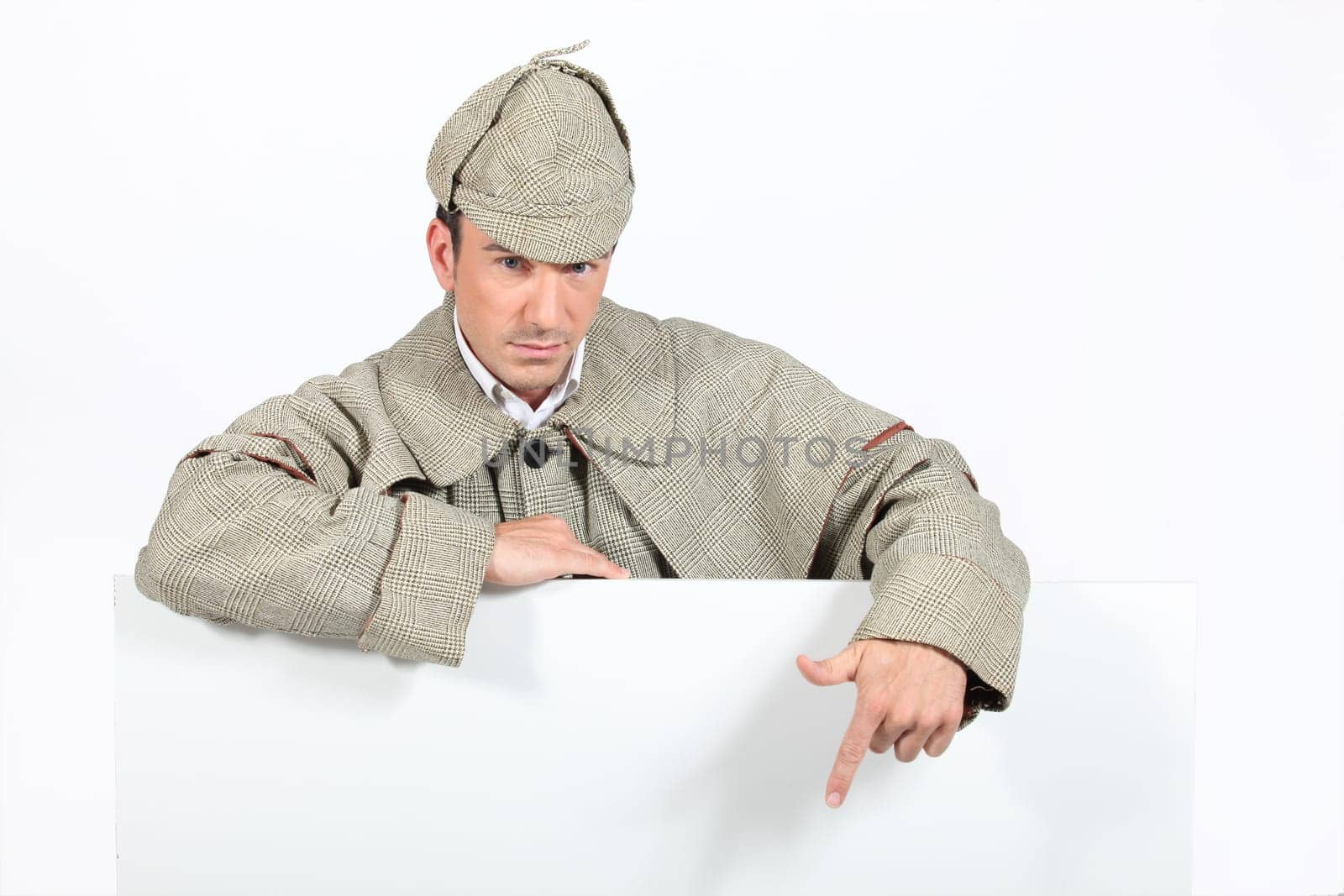 a detective showing a copyspace