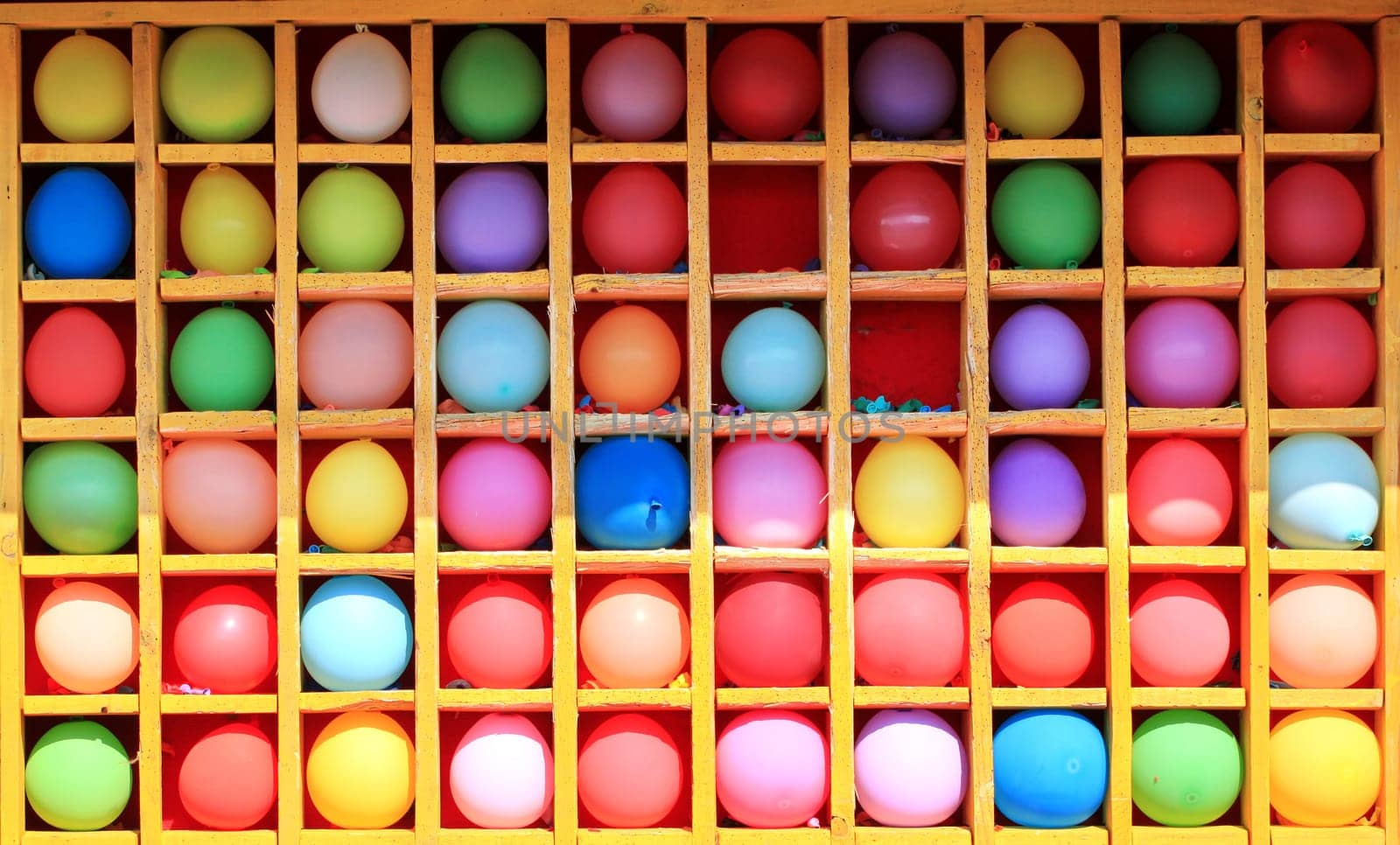 Colored balloons in square cells