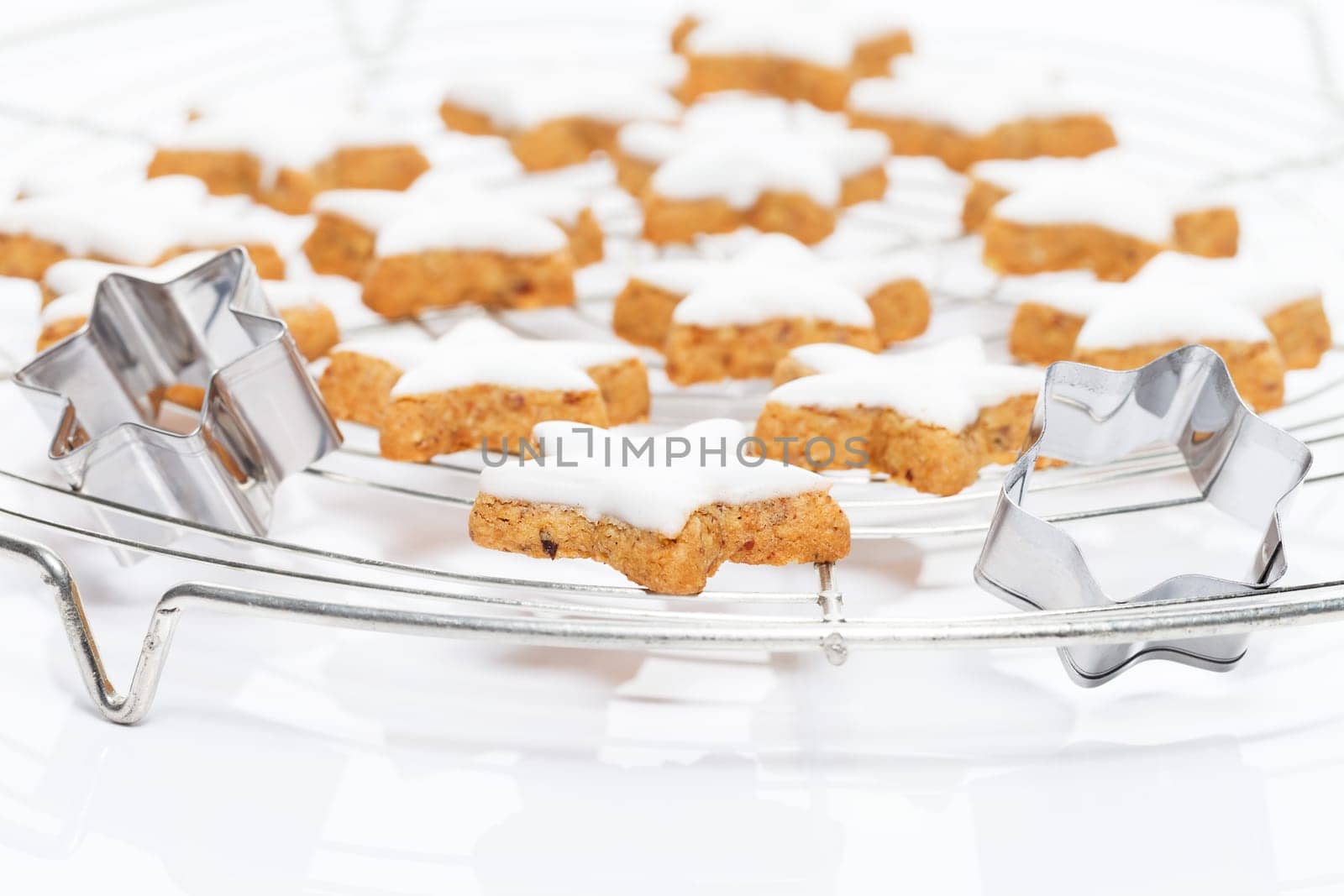 Cinnamon stars on cake rack with cookie cutter