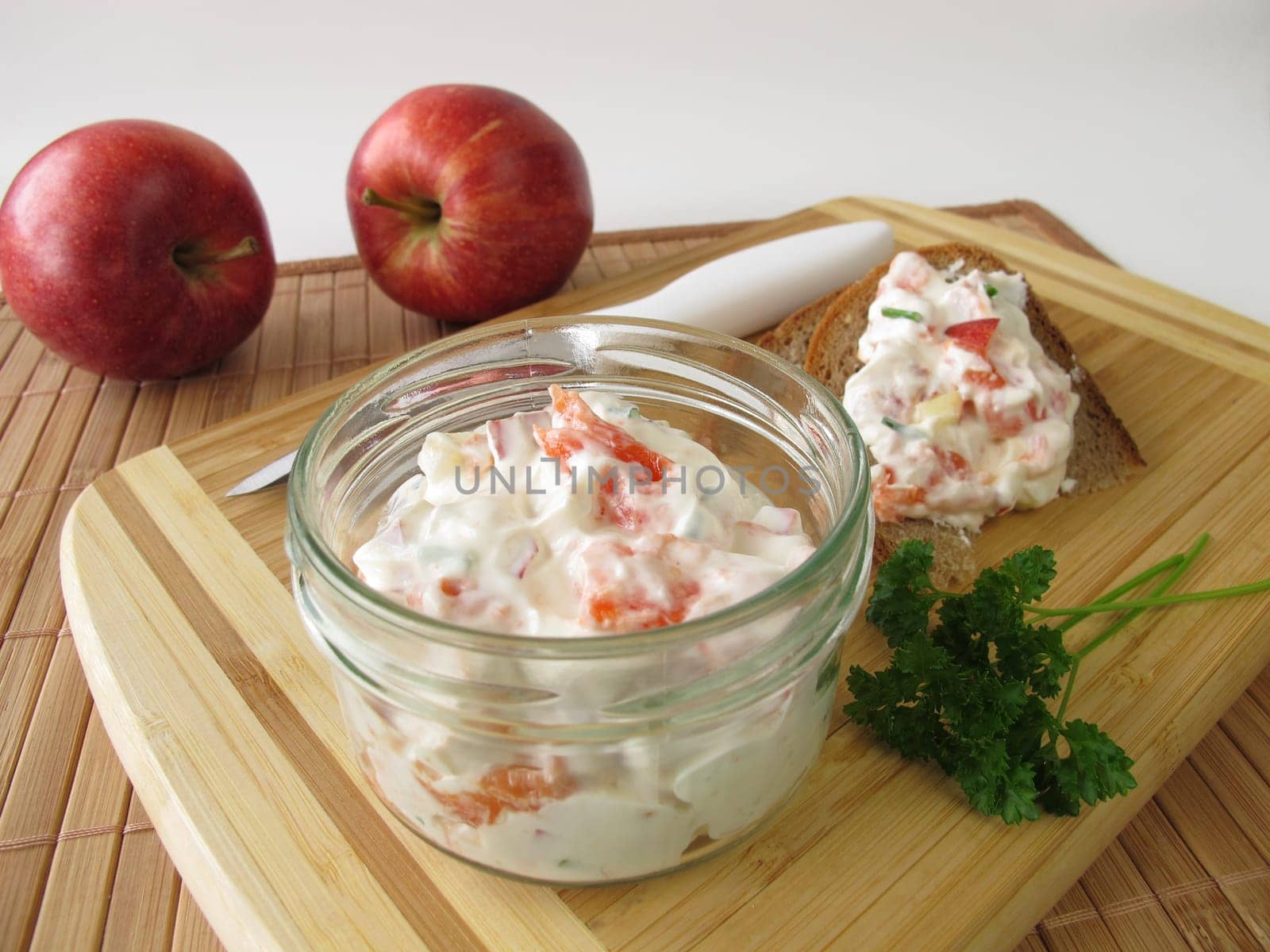 Apple-salmon salad