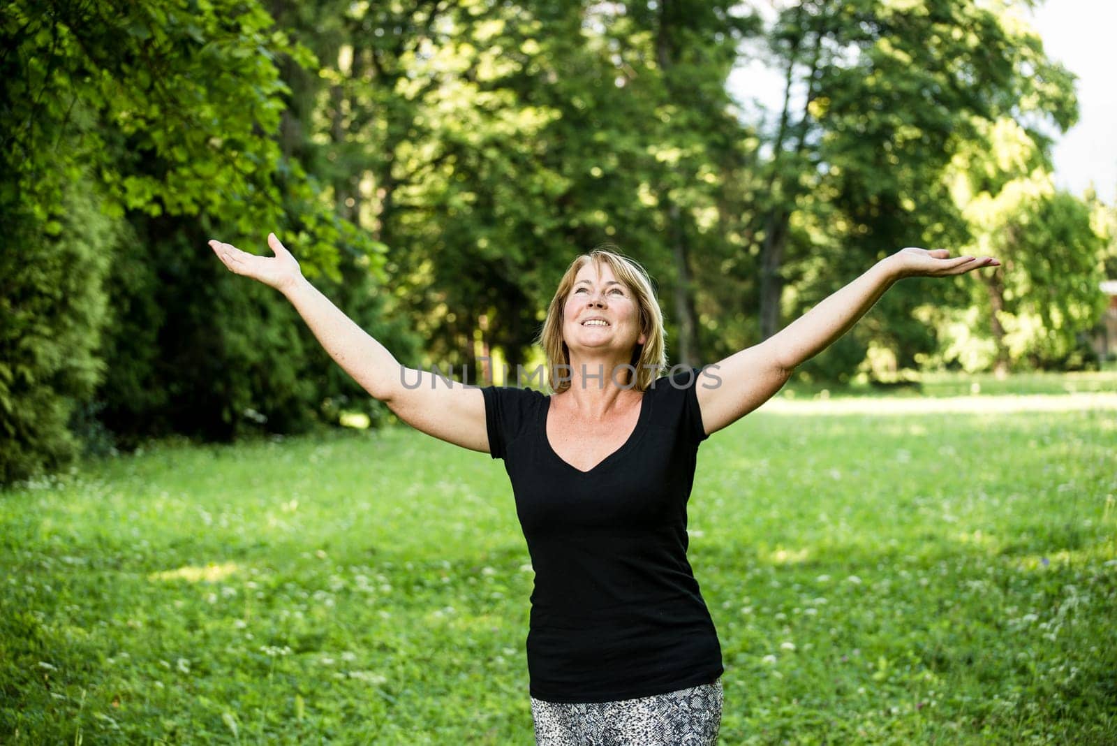 Lifestyle photo of happy smiling senior woman outdoor enjoying life