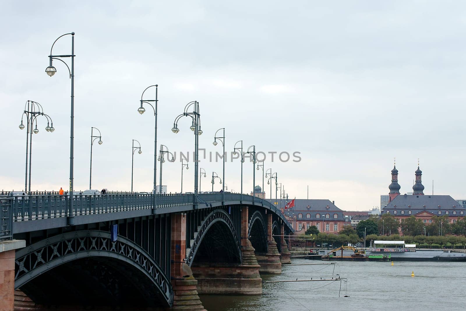 Wiesbaden, Deutschland  – September 23, 2013: Straßenverkehr und Fußgänger passieren die Theodor-Heuss-Brücke von  Mainz nach Wiesbaden am 23. September 2013 in Wiesbaden.