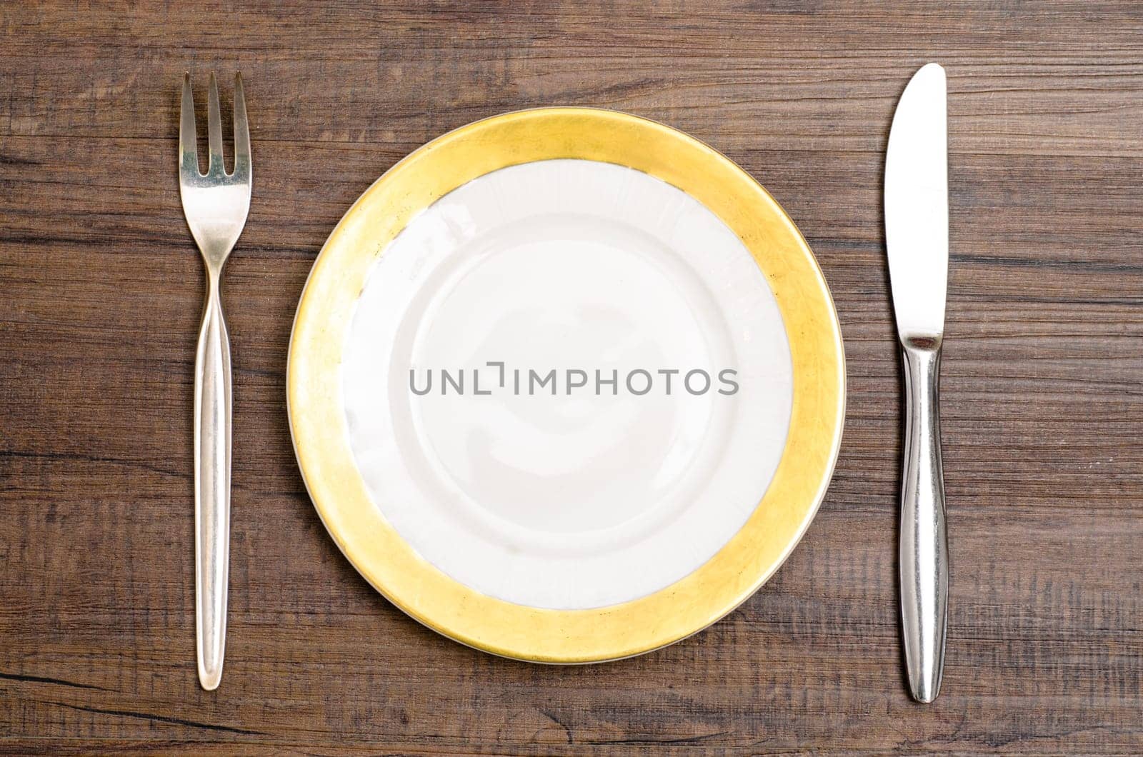 Silver cables and knives with plate on a dining table