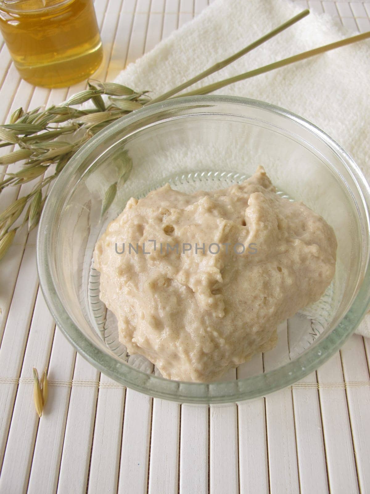 Skin-soothing face mask with oats